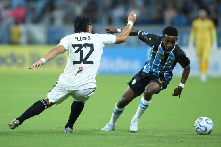 Grêmio resistió con diez y desató el festejo en el final ante Riestra