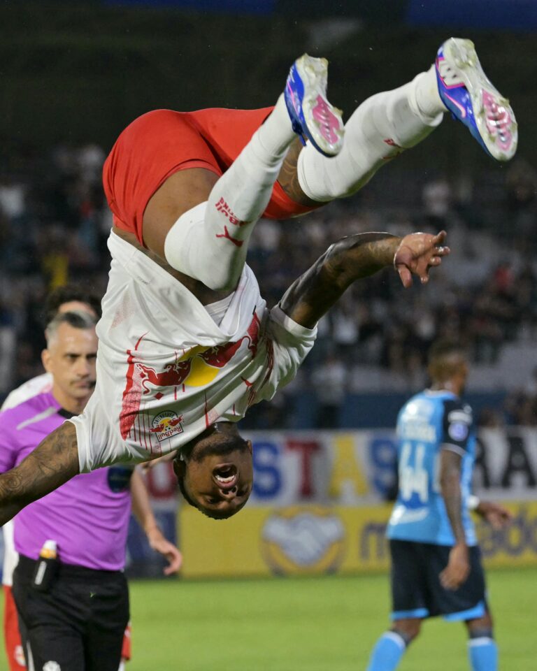 ¡Final de locura en Brasil! Bragantino lo dio vuelta en la última y acecha a River