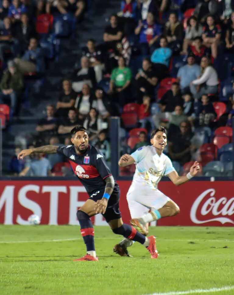 Pesadilla en Victoria: Tigre no levanta cabeza y Macará dio el golpe