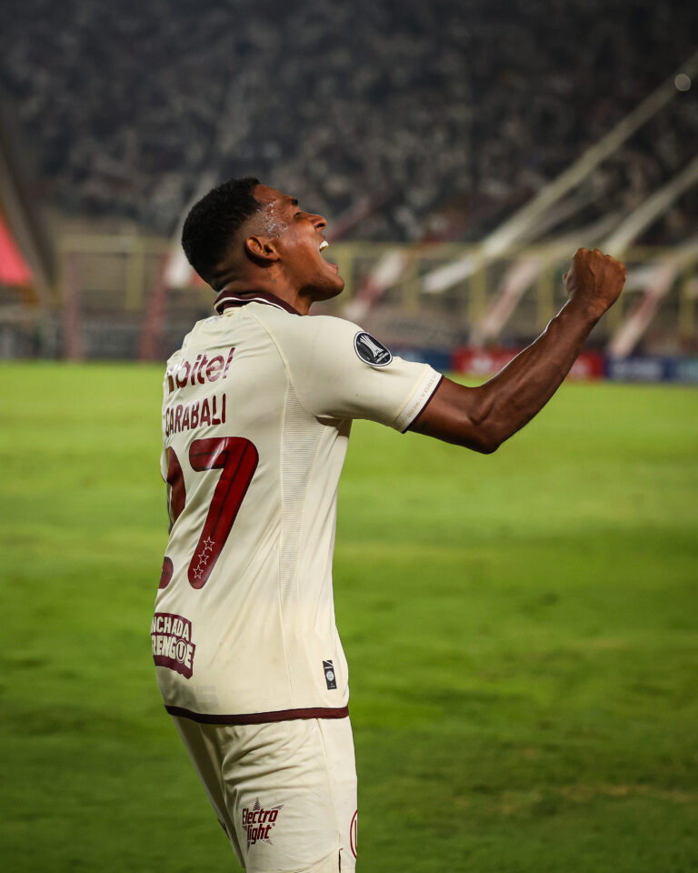 Universitario goleó a Nacional y revive en la Libertadores
