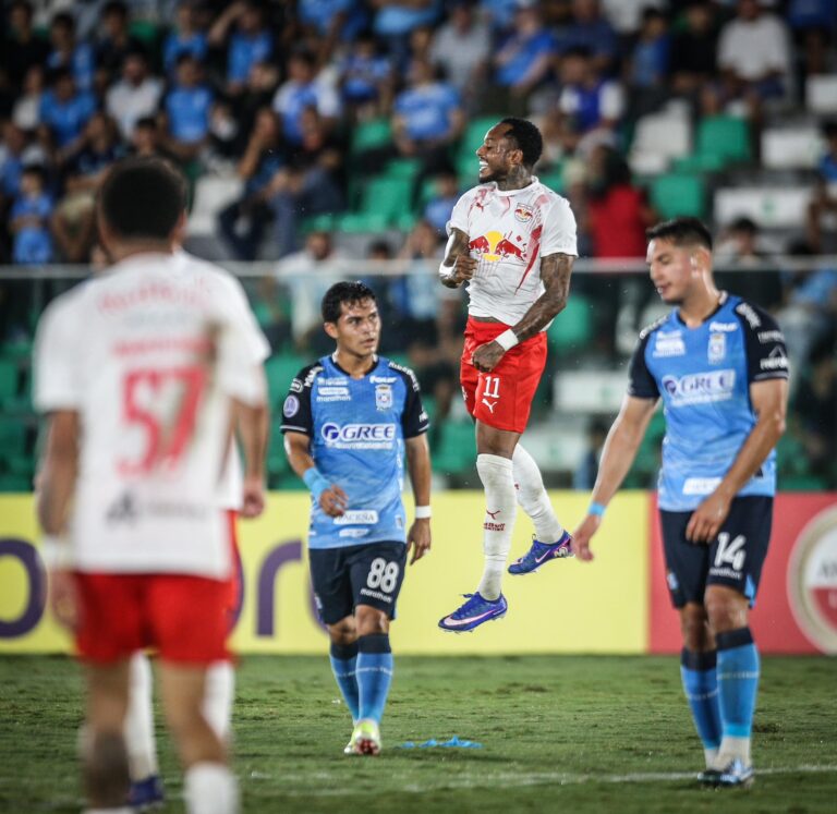 Bragantino destrozó a Blooming y se mete en la pelea