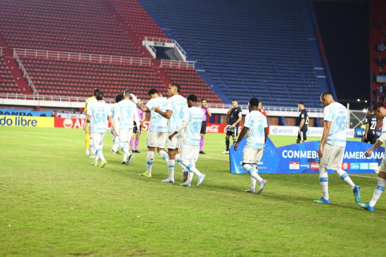 Gremio goleó a Riestra y manda en el Grupo F