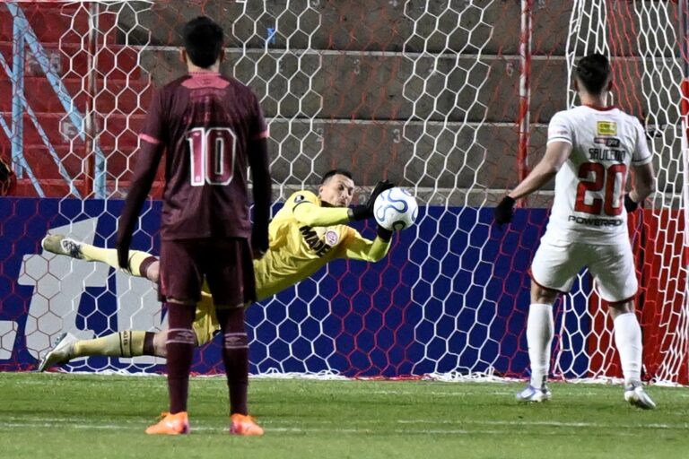 Lanús sufrió un duro traspié en El Alto ante Always Ready