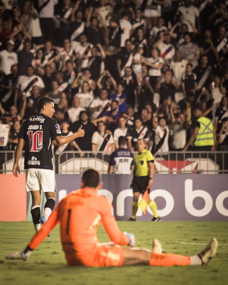 Vasco goleó a Olimpia y manda en el Grupo G