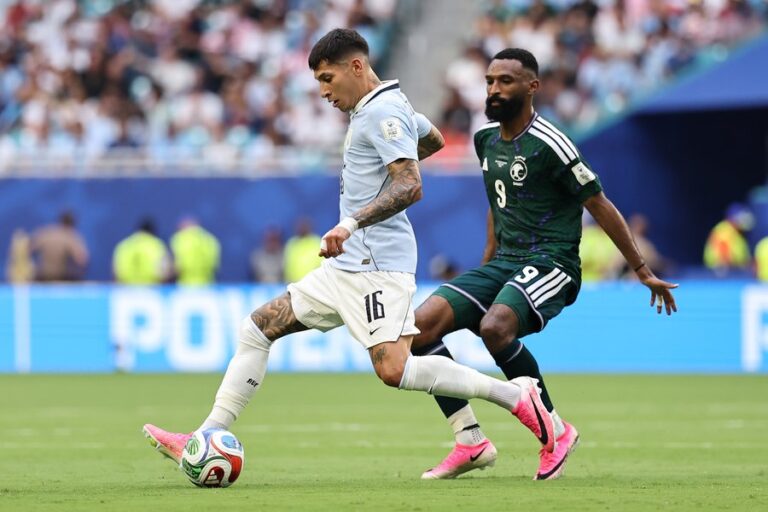 Uruguay rescata un empate ante Arabia Saudita en su estreno mundialista