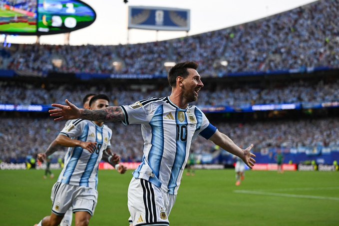 Messi lidera a Argentina con un triplete histórico en su estreno mundialista