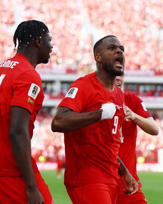 Canadá rescata un empate ante Bosnia en un intenso debut mundialista