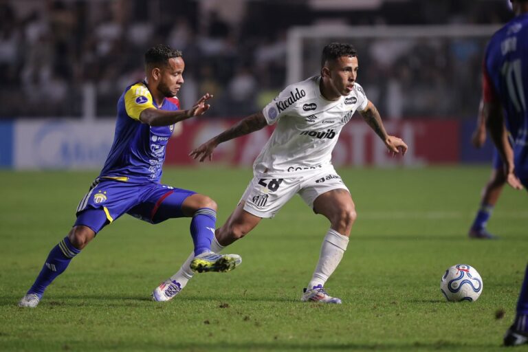 Santos goleó a UCV y avanzó con autoridad a los octavos de final