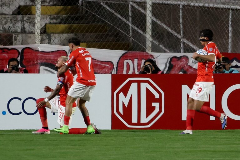 Cienciano firma una remontada histórica y elimina a Lanús de la Copa Sudamericana