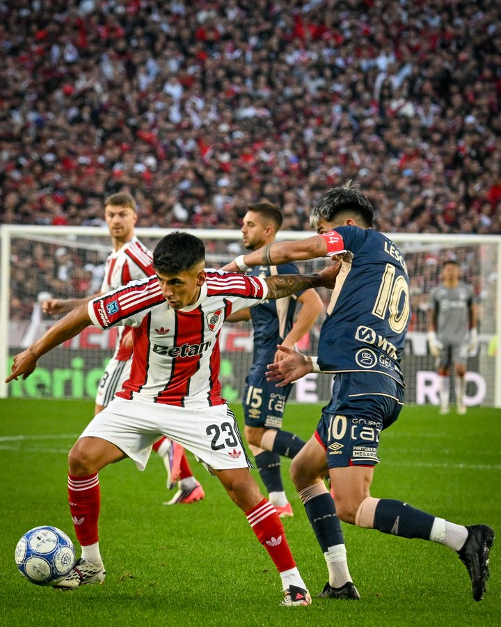 River vuelve a sonreír: venció 2-0 a Argentinos y cortó la mala racha