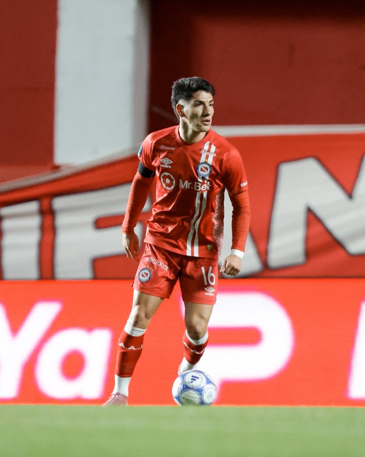 Argentinos Juniors venció a Racing, que resistió con diez pero falló sobre el final